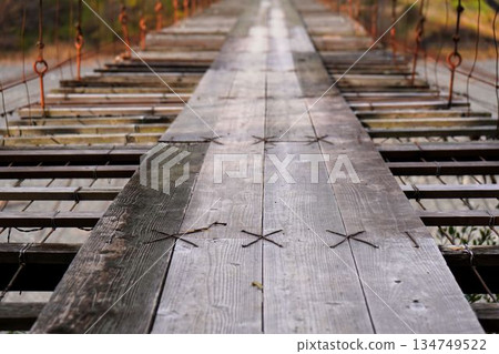 穿過一座破舊的懸索橋 134749522