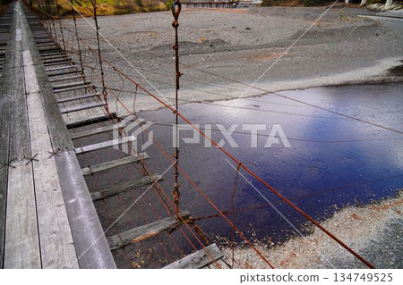 穿過一座破舊的懸索橋 134749525