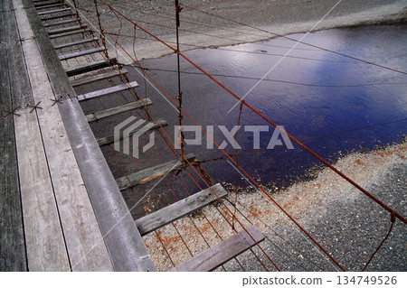 穿過一座破舊的懸索橋 134749526