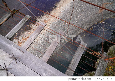 穿過一座破舊的懸索橋 134749527