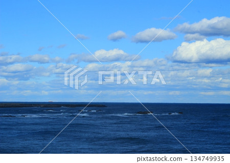冬日的大海，美麗的海岸風景。 134749935