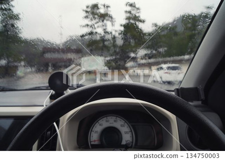 大雨中駕駛 134750003