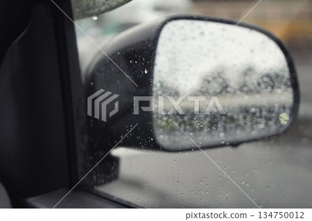 下雨導致能見度低 下雨導致能見度低 134750012