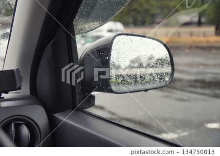 下雨導致能見度低 下雨導致能見度低 134750013