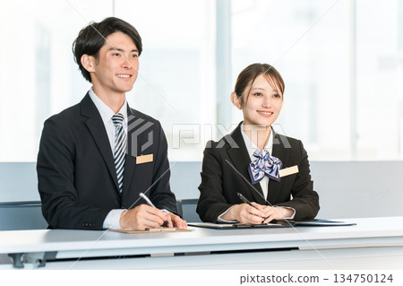 穿著西裝站在辦公桌前的商務人士（面試官、公司說明會） 134750124