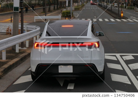 白色電動車 134750406