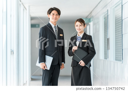身穿西裝的年輕亞裔男女商務人士（策劃師、顧問、銀行家、諮商師） 134750742