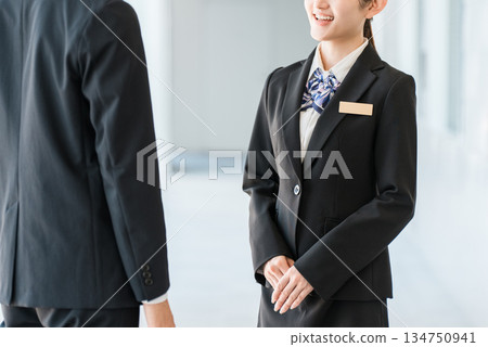 身穿西裝的年輕亞洲商人在辦公室走廊交談 134750941