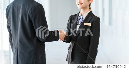 商人和女士在公司辦公室握手問候、自我介紹並簽訂合同 134750942