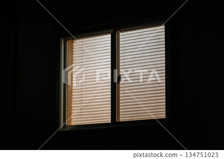 夜晚，房間裡的窗戶亮著燈。 134751023