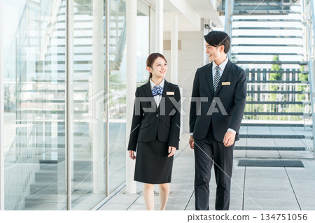 穿著西裝的商人、上班族、公司、就業、換工作（律師、稅務會計師、會計師） 134751056