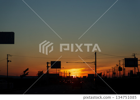 黃昏時分，一輛汽車行駛在國道上，駛向回家的路。 134751085