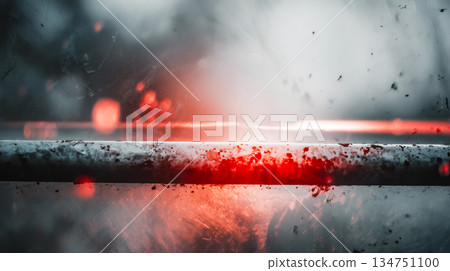 未來主義的封鎖畫面，警示燈閃爍，金屬表面骯髒不堪。 134751100