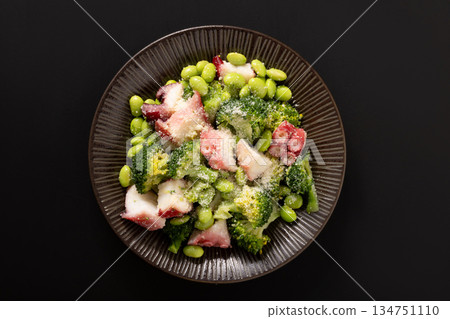 章魚、毛豆和綠花椰菜沙拉 134751110