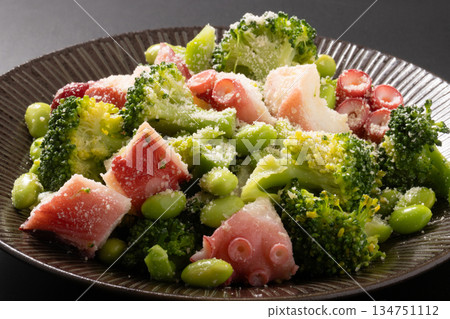 章魚、毛豆和綠花椰菜沙拉 134751112