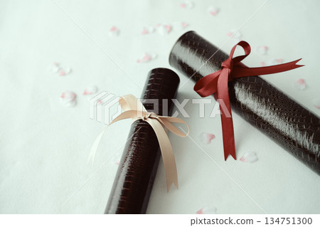 文憑和櫻花花瓣 134751300