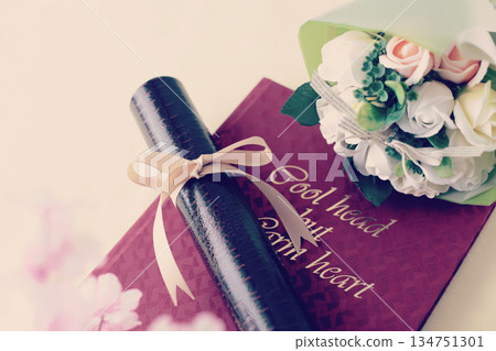 文憑和櫻花花瓣 134751301