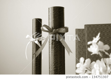 文憑和櫻花花瓣 134751307