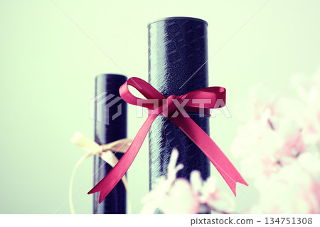 文憑和櫻花花瓣 134751308