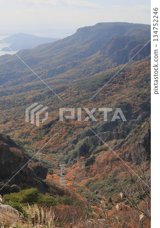 深秋的小豆島,纜車穿梭於寒華溪峽谷的秋葉之間。 深秋的小豆島,纜車穿梭於寒華溪峽谷的秋葉之間。 134752246