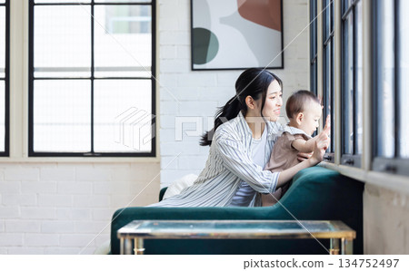 寶貝和媽媽 134752497