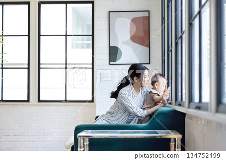 寶貝和媽媽 134752499