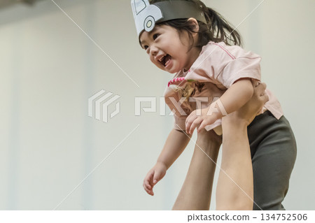 【幼稚園運動會：和爸爸一起表演，「飛得更高」】 134752506