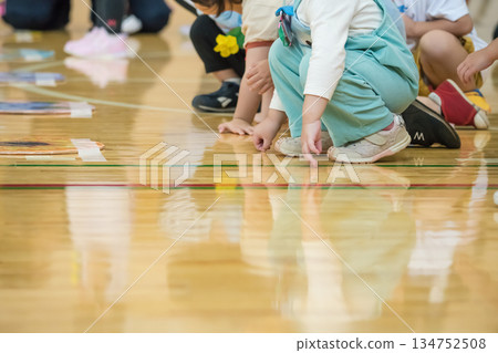 【幼兒園運動會障礙賽開始】 134752508