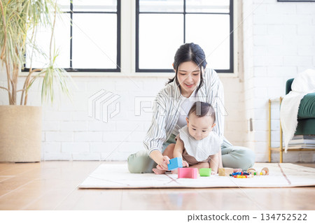 寶貝和媽媽 134752522