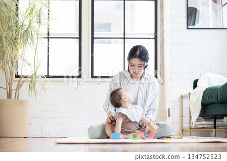 寶貝和媽媽 134752523