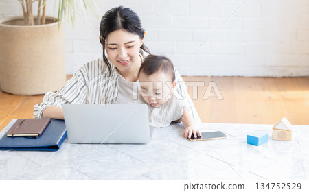 寶貝和媽媽 134752529