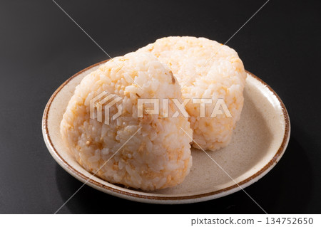 帝王鮭魚片飯糰 134752650