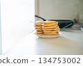 桌上的煎餅 134753002