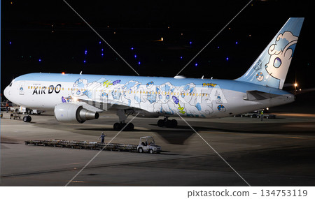 AIR DO JA607A night taxiing AIR DO JA607A night taxiing 134753119