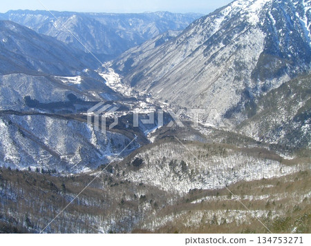In mid-winter, Kamihokocho, Takayama City, Gifu Prefecture, is home to Hirayu Onsen and Hirayu Otaki waterfalls, and you can see the snow-capped mountains from the Shinhotaka Ropeway. In mid-winter, Kamihokocho, Takayama City, Gifu Prefecture, is home to Hirayu Onsen and Hirayu Otaki waterfalls, and you can see the snow-capped mountains from the Shinhotaka Ropeway. 134753271