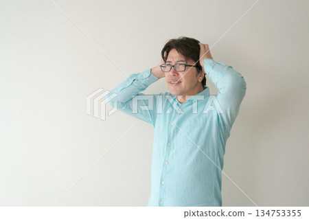 Man holding his head 134753355