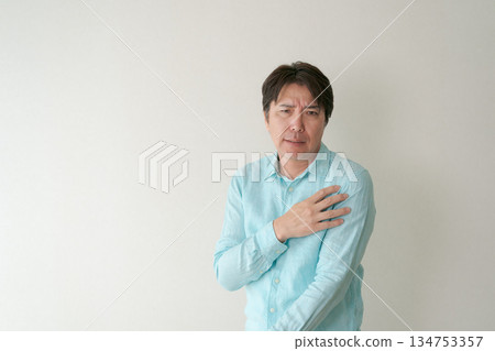 男人托著肩膀 男人托著肩膀 134753357