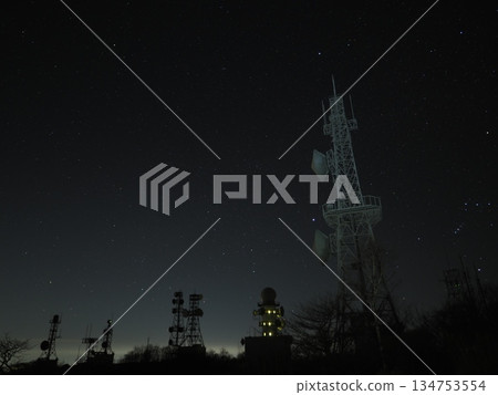 冰冷的白色無線電塔和繁星點點的夜空(20251223033927) 冰冷的白色無線電塔和繁星點點的夜空(20251223033927) 134753554