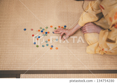 身穿黃色和服、手持彈珠的年輕女子 134754280