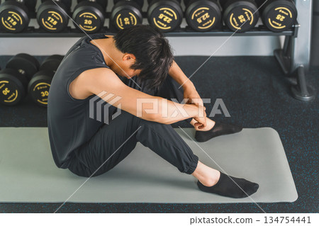 Asian men who are not motivated at the gym/sports gym (overwork, fatigue, fatigue, depression) Asian men who are not motivated at the gym/sports gym (overwork, fatigue, fatigue, depression) 134754441