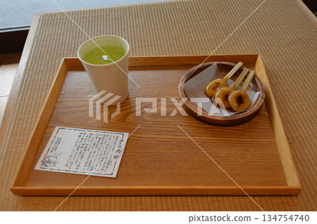 盛於托盤上的御手洗團子和日本茶 134754740