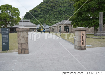 鹿兒島縣世界遺產聖光修生館的入口及其歷史悠久的石砌建築 134754745