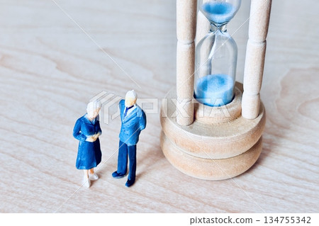 沙漏和老年夫婦 沙漏和老年夫婦 134755342