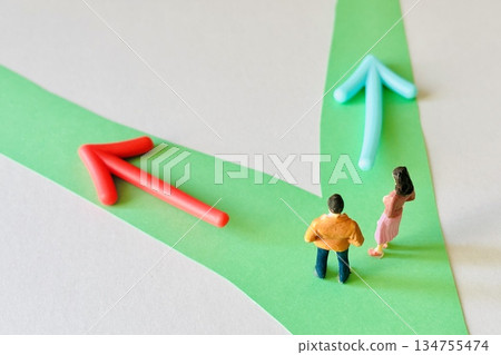 夫妻倆討論未來的道路 134755474
