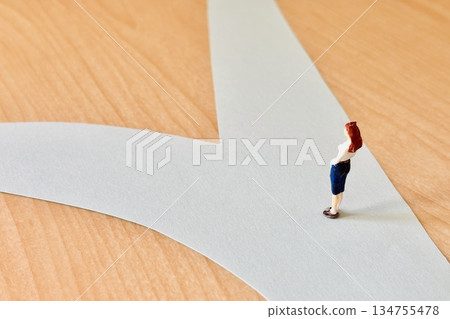 一位女士在十字路口憂心忡忡 一位女士在十字路口憂心忡忡 134755478