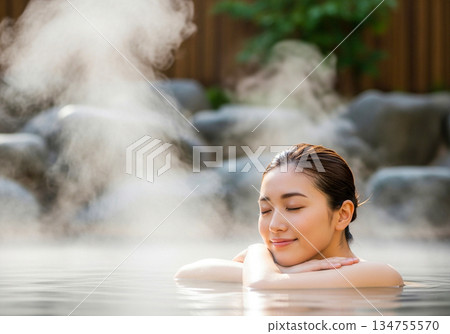 女性在戶外溫泉中放鬆享受，蒸汽裊裊自然溫泉浴，冬季養生美容SPA寫實攝影 134755570