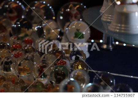 商店櫥窗裡擺放著一排雪花球。 商店櫥窗裡擺放著一排雪花球。 134755907