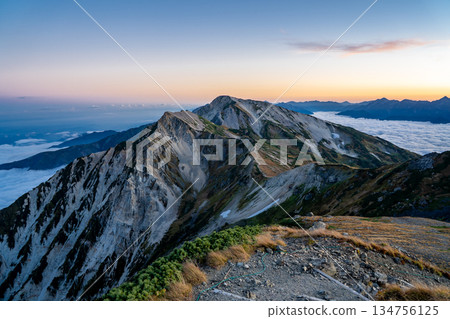 從白馬山莊眺望黃昏時分的白馬三山山脈（釋志岳、白馬屋裡岳）。橫貫北阿爾卑斯山的白馬岳。 134756125