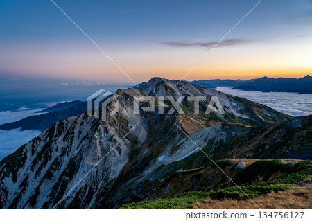 從白馬山莊眺望黃昏時分的白馬三山山脈（釋志岳、白馬屋裡岳）。橫貫北阿爾卑斯山的白馬岳。 134756127