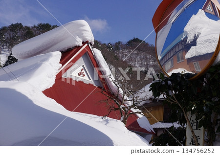隆冬時節,滋賀縣米原市奧居吹地區位於伊吹山腳下,即使是晴天之後,清理積雪和被風吹倒也是一件麻煩事。 隆冬時節,滋賀縣米原市奧居吹地區位於伊吹山腳下,即使是晴天之後,清理積雪和被風吹倒也是一件麻煩事。 134756252